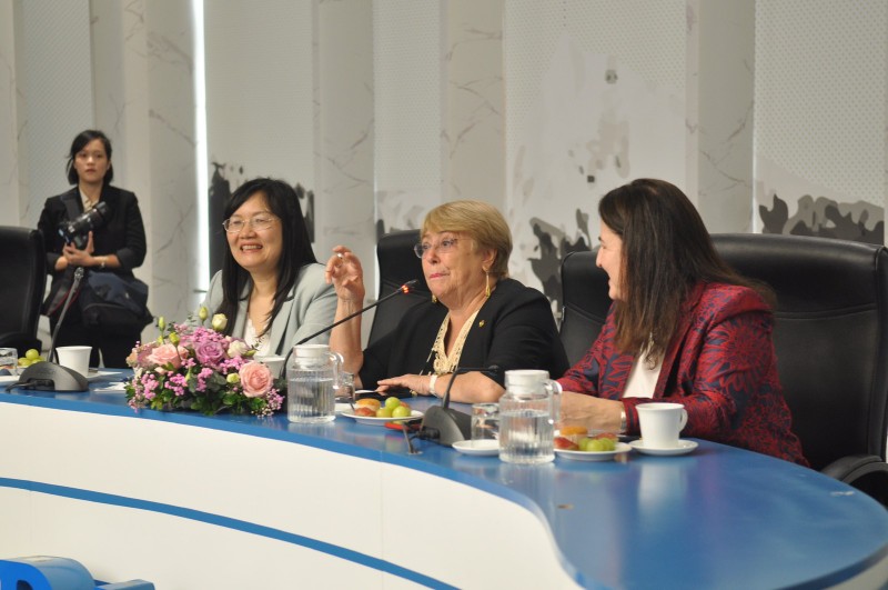 Бывший Президент Чили Мишель Бачелет Херия на беседе с вьетнамскими женщинами-дипломатами и студентами. Фото: МИД Вьетнама