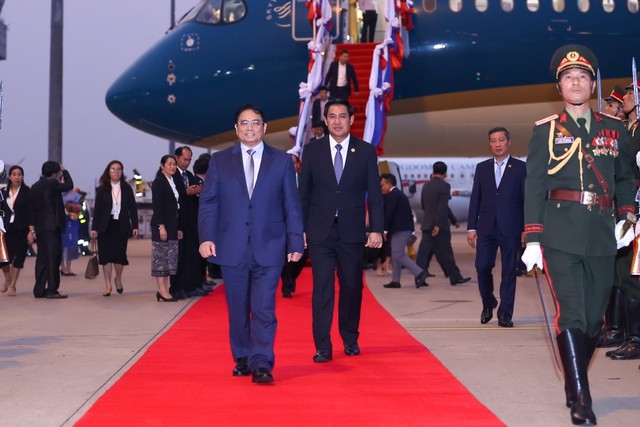 Премьер-министр Фам Минь Тьинь и высокопоставленная делегация Вьетнама прибыли во Вьентьян. Фото: VGP