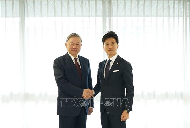 Министр То Лам и Заместитель генерального секретаря Либерально-демократической партии Японии Кобаяси Фумиаки. Фото: ВИА
