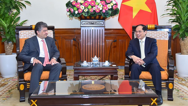 Министр иностранных дел Вьетнама Буй Тхань Шон и Посол Армении во Вьетнаме Ваграм Кажоян. Фото: МИД Вьетнама