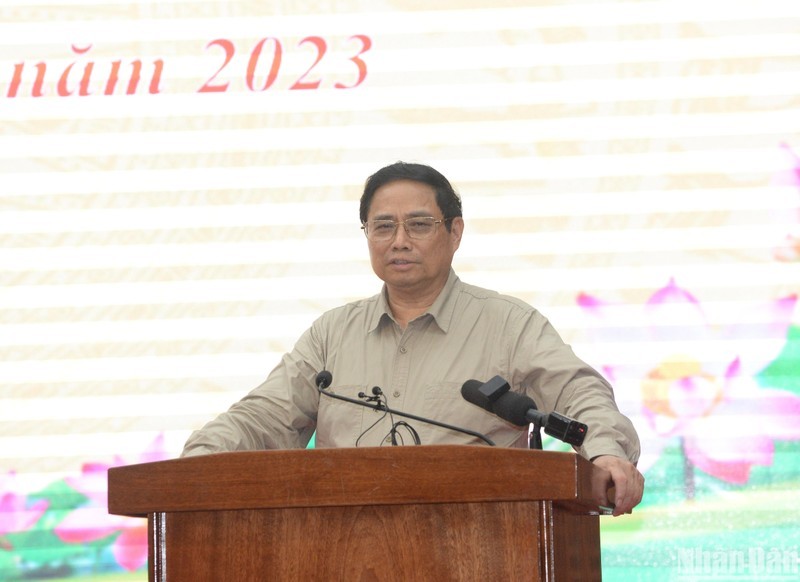Премьер-министр Фам Минь Тьинь выступает на встрече.