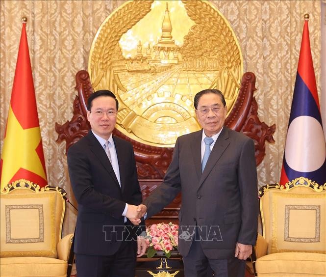 Президент Вьетнама Во Ван Тхыонг и бывший Генеральный секретарь ЦК НРПЛ, бывший Президент Лаоса Тюммали Сайнясон. Фото: ВИА