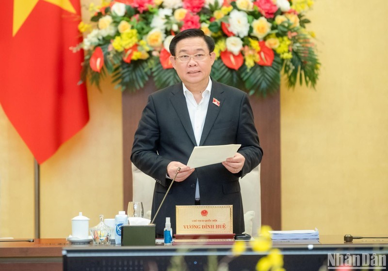 Председатель НС Выонг Динь Хюэ выступает на закрытии заседания. Фото: Зюи Линь