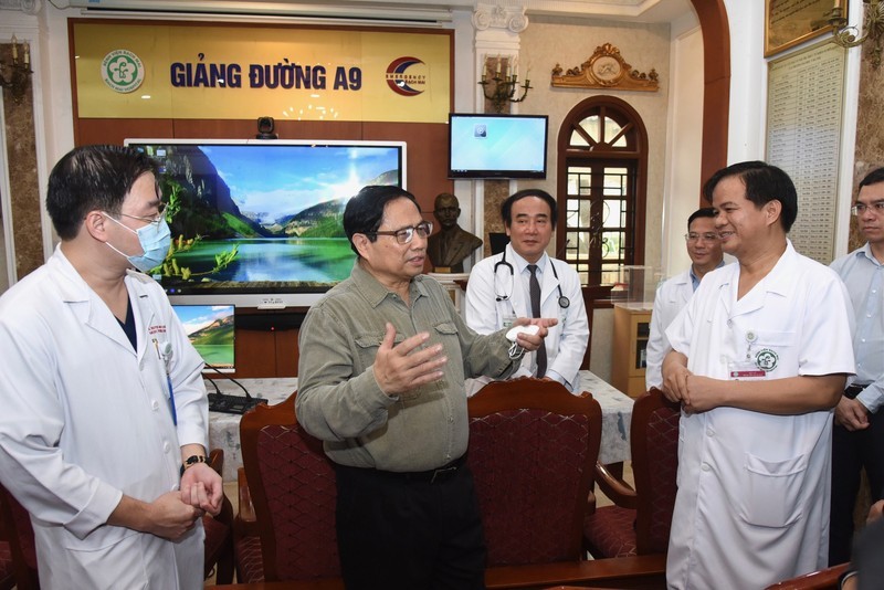 Премьер-министр Фам Минь Тьинь и врачи больницы Батьмай. Фото: Чан Хай