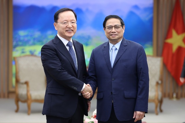 Премьер-министр Фам Минь Тьинь и финансовый директор группы Samsung Пак Хак Кю. Фото: VGP