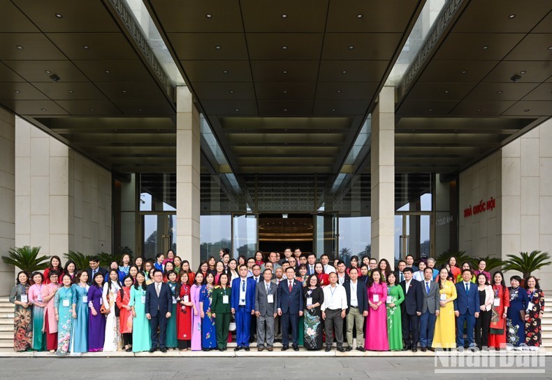 Председатель НС Выонг Динь Хюэ и участники встречи. Фото: Зюи Линь