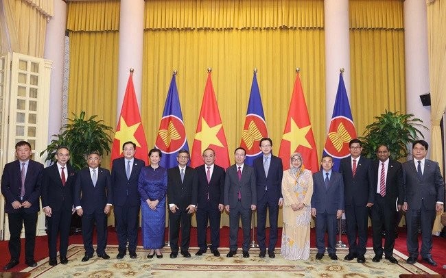 Президент Во Ван Тхыонг и Послы стран АСЕАН. Фото: ВИА