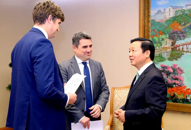 Вице-премьер Чан Хонг Ха беседует с г-ном Крисом Тейлором и г-ном Тибором Стелбацки. Фото: VGP