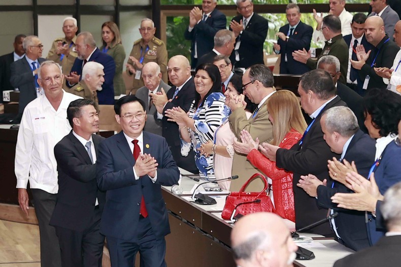 Председатель НС Выонг Динь Хюэ на специальном пленарном заседании НАНВ Кубы X созыва. Фото: ВИА