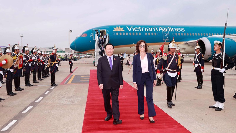 Церемония встречи Председателя НС Выонг Динь Хюэ в аэропорту. Фото: ВИА