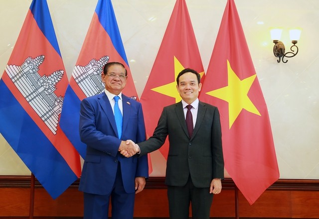 Вице-премьер Чан Лыу Куанг (справа) и Вице-премьер, Министр внутренних дел Камбоджи Сар Кхенг. Фото: VGP