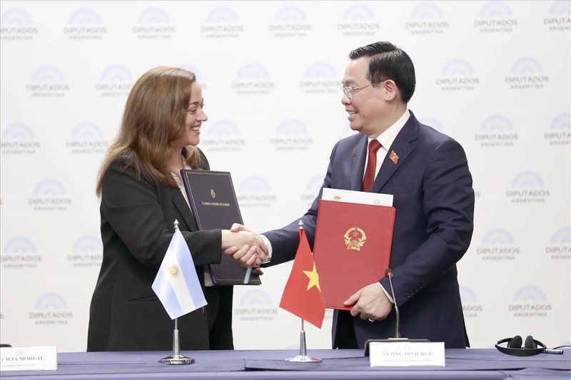 Председатель НС Выонг Динь Хюэ и Председатель Палаты депутатов Аргентины Сесилия Моро подписали соглашение о сотрудничестве между двумя органами. Фото: ВИА