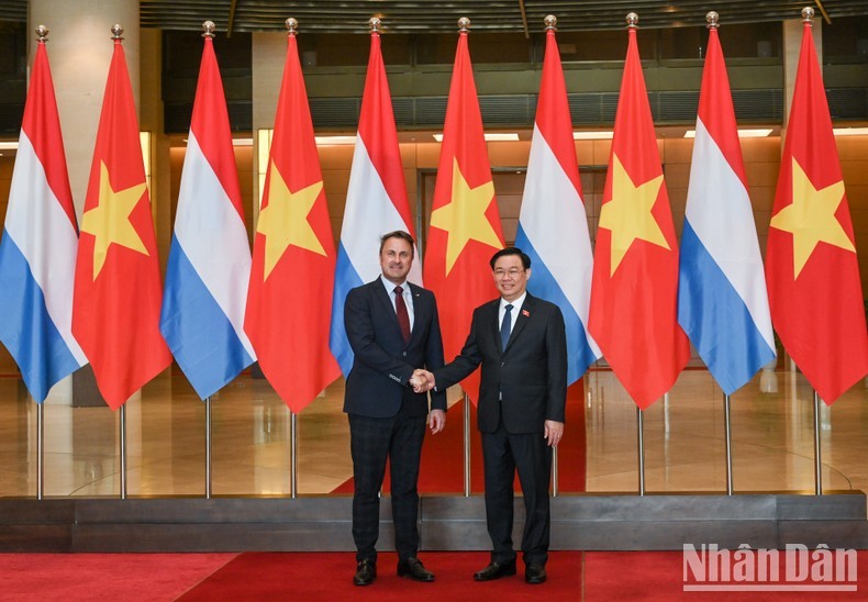Председатель НС Выонг Динь Хюэ и Премьер-министр Люксембурга Ксавье Беттель. Фото: Зюи Линь