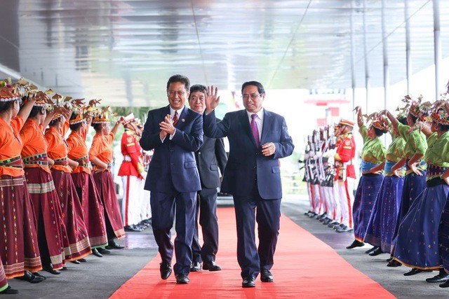 Церемония встречи Премьер-министра Фам Минь Тьиня в аэропорту. Фото: VGP