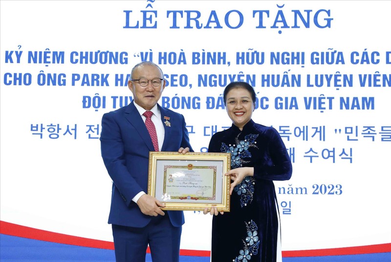 Посол Нгуен Фыонг Нга вручает памятную медаль «За мир и дружбу между народами» г-ну Пак Хан Со. Фото: ВИА