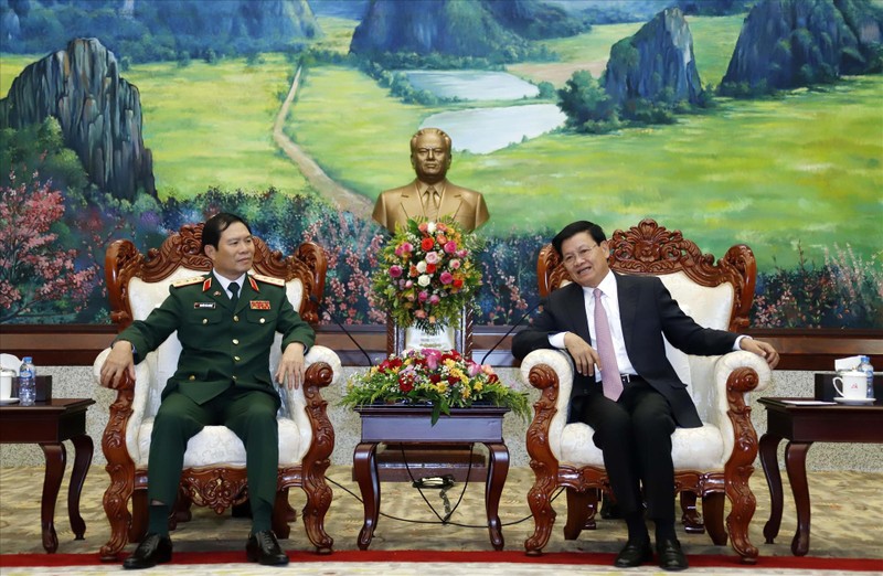 Генеральный секретарь ЦК НРПЛ, Президент Лаоса Тхонглун Сисулит принимает генерал-полковника Нгуен Тан Кыонга. Фото: ВИА