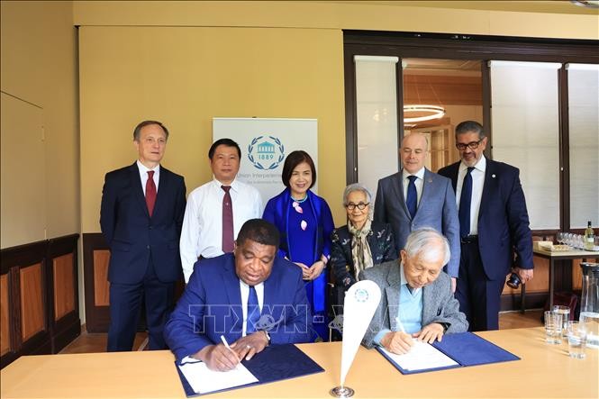 Профессор Жан Чан Тхань Ван и Генеральный секретарь МПС Мартин Чунгонг подписывают соглашение о сотрудничестве. Фото: ВИА