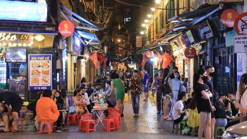 Улица Тахиен известна как место для ночной жизни в Ханое. Фото: Тхань Дат