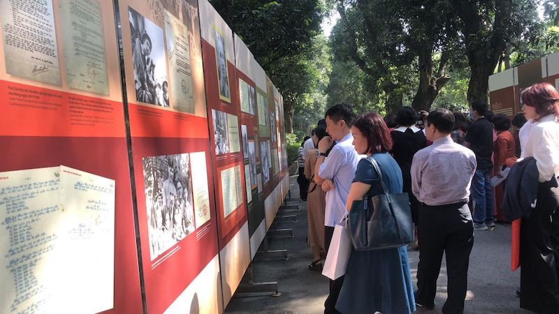 Посетители выставки «Коллекция подписей и автографов Президента Хо Ши Мина в период 1945-1969 годов». Фото: ВИА