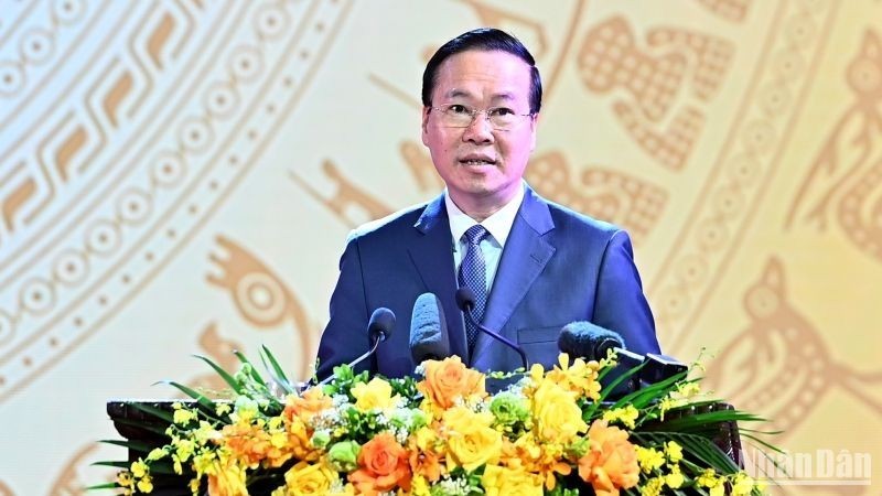 Президент Во Ван Тхыонг выступает на церемонии.