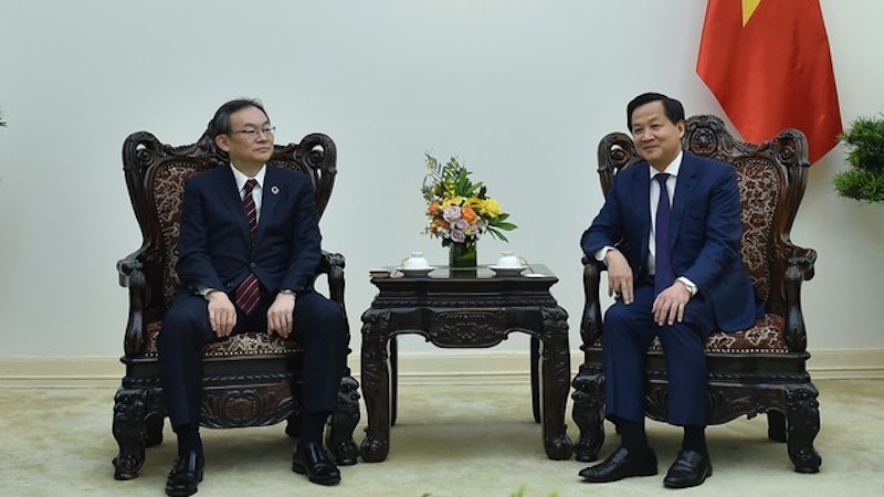Вице-премьер Ле Минь Кхай и генеральный директор банка MUFG Дзюнъити Ханзава. Фото: VGP