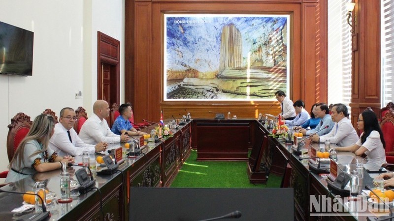 Руководители провинции Куангбинь принимают делегацию Комитета защиты революции Кубы.
