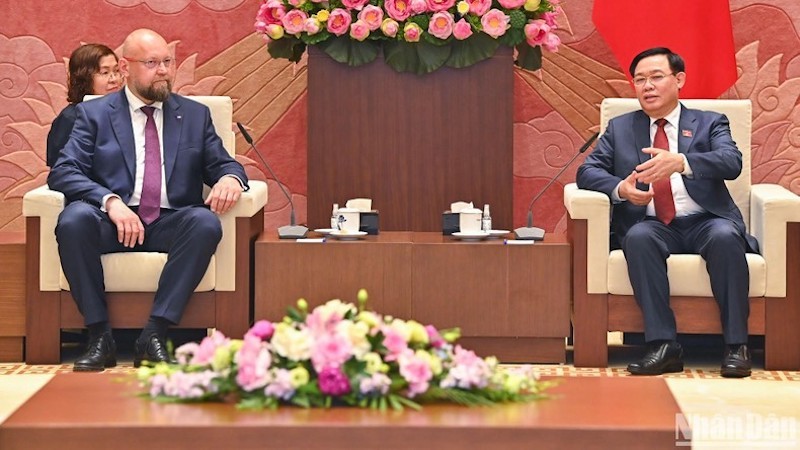 Председатель НС Выонг Динь Хюэ и Зампредседателя Палаты депутатов Чехии Ян Бартошек. Фото: Зюи Линь