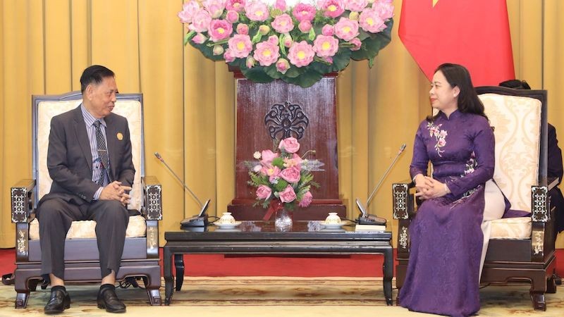 Вице-президент Во Тхи Ань Суан и Зампредседателя, Генеральный секретарь НС ФСРОК Нхем Вали. Фото: vpctn.gov.vn