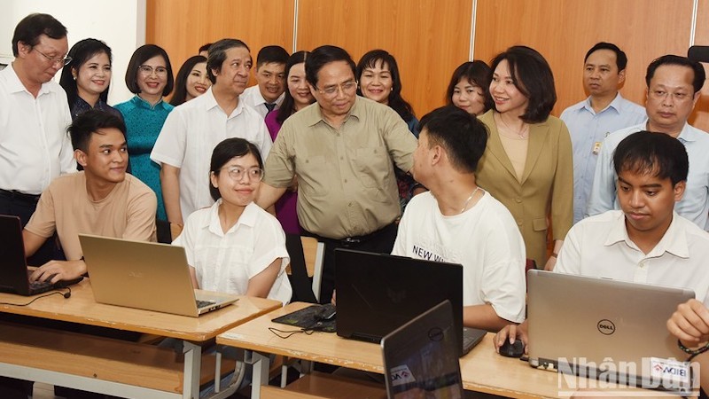 Премьер-министр Фам Минь Тьинь посещает Центр поддержки развития инклюзивного образования. Фото: Чан Хай