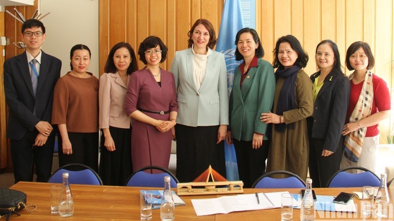 Делегация Союза женщин Вьетнама и руководители ЮНЕСКО. Фото: Минь Зюи