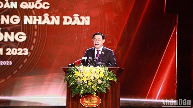 Председатель НС Выонг Динь Хюэ выступает на церемонии. Фото: Хоай Нам