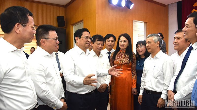 Премьер-министр Фам Минь Тьинь и члены Союза журналистов Вьетнама. 