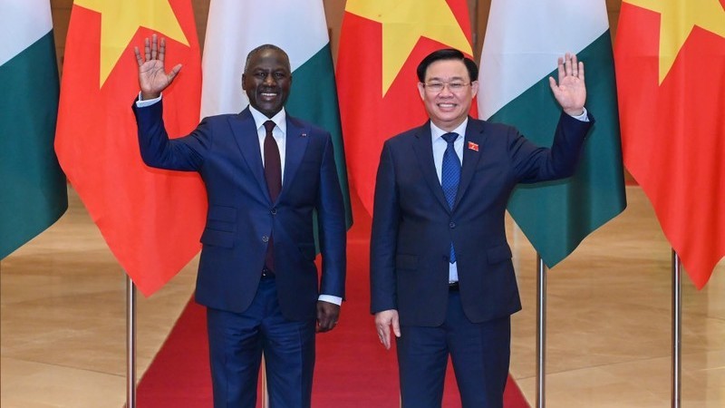 Председатель НС Выонг Динь Хюэ и Председатель Парламента Кот-д'Ивуара Адама Биктого. Фото: Зюи Линь