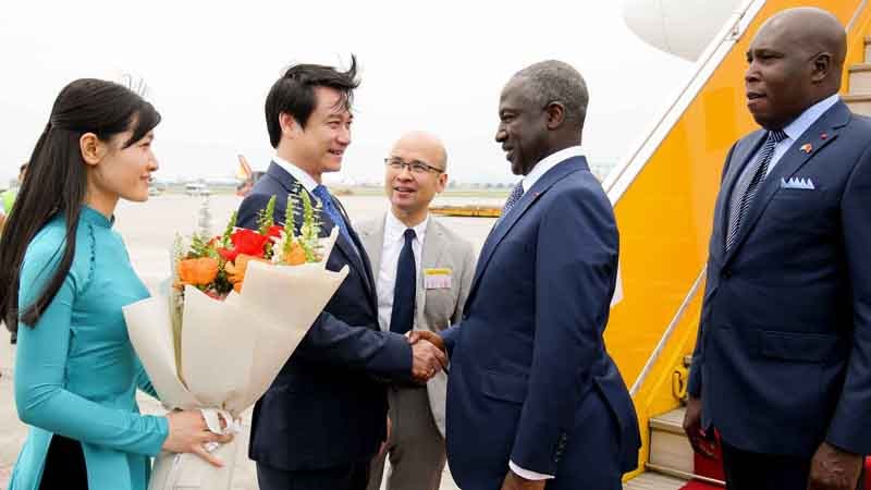 Председателя Парламента Кот-д'Ивуара Адама Биктого встречают в аэропорту.