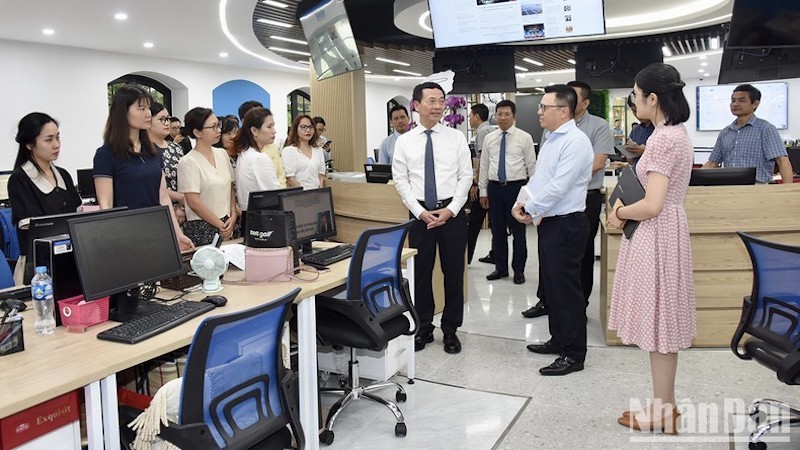 Министр информации и коммуникаций Нгуен Мань Хунг посещает конвергентную редакцию электронной газеты «Нянзан».
