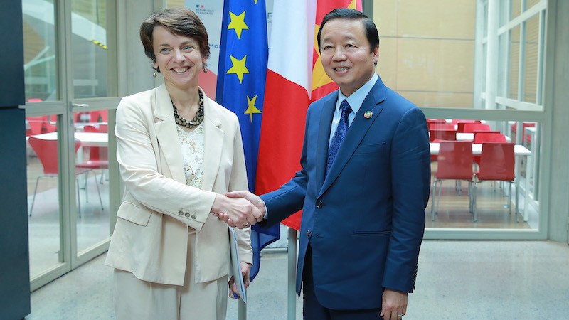 Вице-премьер Чан Хонг Ха и Заместитель директора Французского агентства развития Мари-Элен Луазон. Фото: МИД Вьетнама
