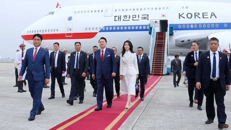Церемония встречи Президента Республики Корея Юн Сок Ёля с супругой в аэропорту Нойбай. Фото: ВИА