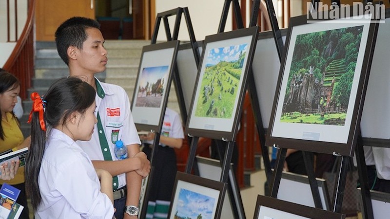 На выставке представлены 180 фотографий, посвященных объектам наследия Вьетнама и Лаоса. Фото: Хай Тиен