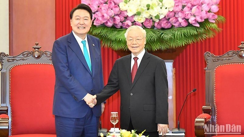 Генеральный секретарь ЦК КПВ Нгуен Фу Чонг и Президент РК Юн Сок Ёль.