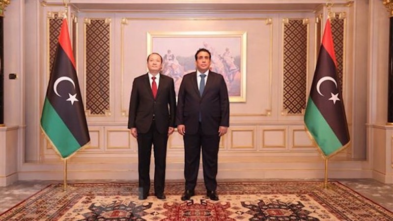 Посол Вьетнама в Египте и по совместительству в Ливии Нгуен Хюи Зунг и Председатель Президентского совета Ливии Мухаммед аль-Менфи. Фото: ВИА