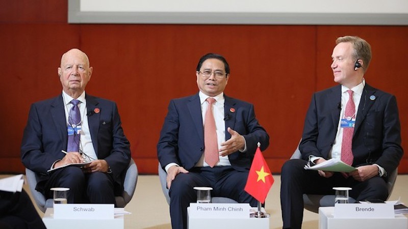 Премьер-министр Фам Минь Тьинь выступает на национальном стратегическом диалоге Вьетнам-ВЭФ. Фото: VGP 