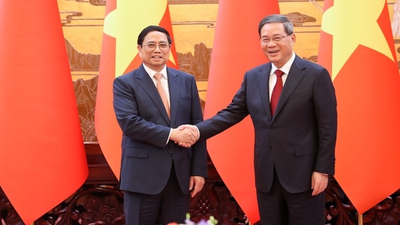Премьер-министр Фам Минь Тьинь и Премьер Госсовета Китая Ли Цян. Фото: VGP