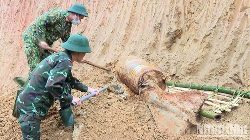 Разминирование бомбы в провинции Йенбай. Фото: Тхань Шон
