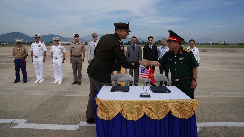 Церемония репатриации останков американского солдата в аэропорту Дананг. Фото: baoquocte.vn