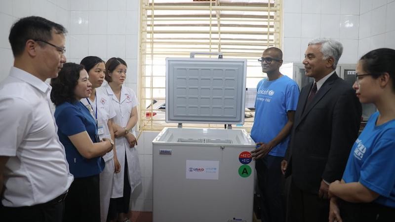 Холодильники для хранения вакцин HBC-80 будут доставлены в 590 труднодоступных общин в 12 северных и центральных провинциях Вьетнама. Фото: ЮНИСЕФ во Вьетнаме