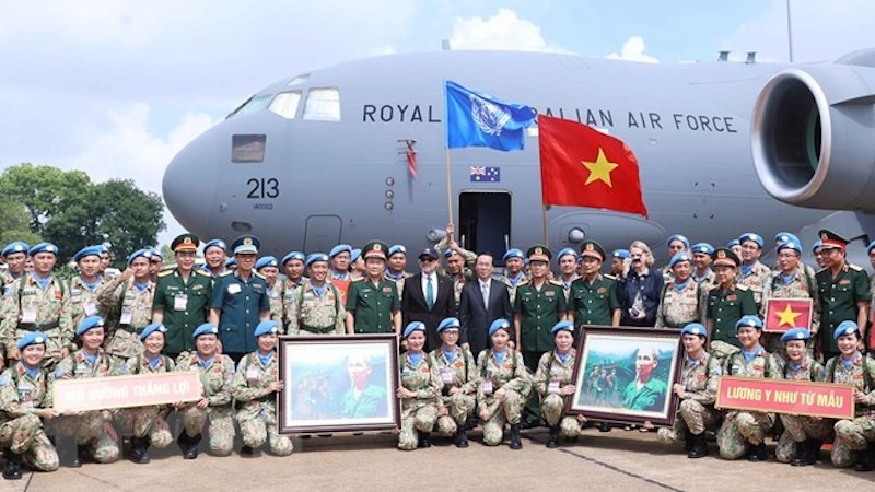 Президент Во Ван Тхыонг и силы, участвующие в миротворческой деятельности ООН. Фото: ВИА