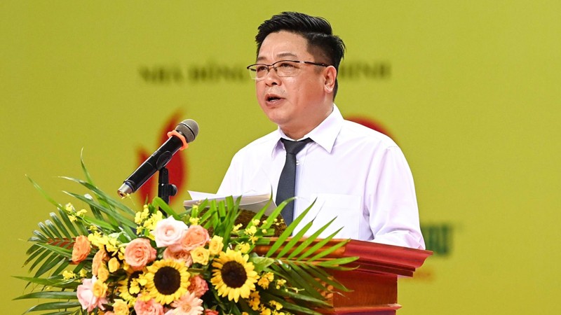 Заместитель главного редактора газеты «Нянзан» Кюэ Динь Нгуен выступает на церемонии.
