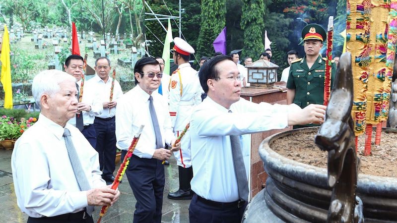 Президент Во Ван Тхыонг и делегация зажигают благовония на кладбище Хангзыонг. Фото: vpctn.gov.vn