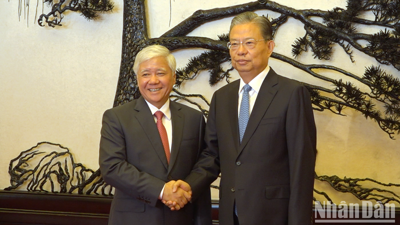 Председатель ЦК ОФВ До Ван Тьиен и Председатель Постоянного комитета ВСНП Чжао Лэцзи. Фото: Хо Куан