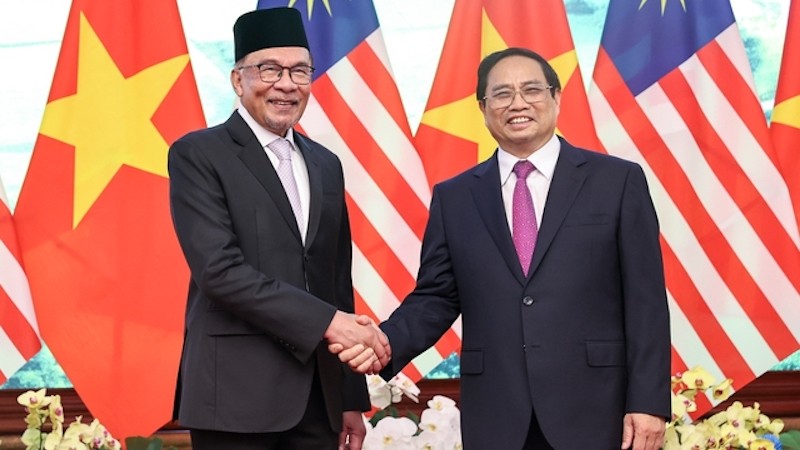 Премьер-министр Фам Минь Тьинь и Премьер-министр Малайзии Анвар Ибрагим. Фото: VGP